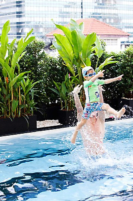 포토 JPG 서양인 외국인 나무 식물 해외기획촬영 라이프스타일 2011년태국 남자 수영복 행복 아들 어린이 포즈 의자 가족 물놀이 놀이 야외수영장 수영장 사랑 사람 소년 상반신 성인 두명 건물 라이프 30대 귀여움 수영 자녀 아빠 물안경 즐거움 수영모 남자만 국내포토 건축물 옷 감정 가구 컨셉 관계 인종 생활 장년 수상스포츠 수영용품 파일형식