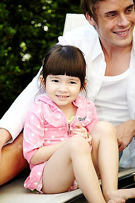 포토 JPG 서양인 외국인 나무 식물 해외기획촬영 라이프스타일 여자 2011년태국 남자 수영복 딸 행복 어린이 포즈 의자 가족 야외수영장 수영장 사랑 웃음 사람 앉기 소녀 상반신 성인 두명 라이프 30대 귀여움 자녀 아빠 즐거움 선베드 부녀 국내포토 옷 감정 가구 컨셉 관계 모션 표정 인종 생활 장년 파일형식