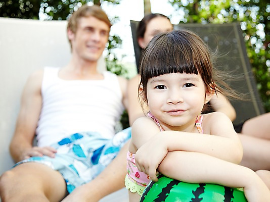 포토 JPG 서양인 외국인 나무 식물 해외기획촬영 라이프스타일 여자 2011년태국 남자 수영복 딸 행복 어린이 포즈 의자 공 가족 엄마 야외수영장 수영장 사랑 웃음 사람 앉기 소녀 상반신 성인 라이프 세명 30대 귀여움 자녀 아빠 비치볼 즐거움 선베드 국내포토 옷 감정 가구 컨셉 관계 모션 바캉스용품 표정 인종 생활 장년 파일형식