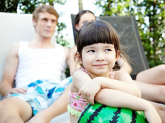 포토 JPG 서양인 외국인 나무 식물 해외기획촬영 라이프스타일 여자 2011년태국 남자 수영복 딸 행복 어린이 포즈 의자 공 가족 엄마 야외수영장 수영장 사랑 웃음 사람 앉기 소녀 상반신 성인 라이프 세명 30대 귀여움 자녀 아빠 비치볼 즐거움 선베드 국내포토 옷 감정 가구 컨셉 관계 모션 바캉스용품 표정 인종 생활 장년 파일형식