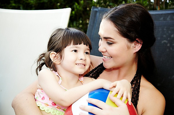 포토 JPG 서양인 외국인 나무 식물 해외기획촬영 라이프스타일 여자 2011년태국 수영복 딸 행복 어린이 포즈 의자 공 가족 안기 엄마 야외수영장 수영장 사랑 웃음 사람 앉기 소녀 상반신 성인 두명 라이프 30대 귀여움 자녀 비치볼 즐거움 선베드 여자만 국내포토 옷 감정 가구 컨셉 관계 모션 바캉스용품 표정 인종 생활 장년 파일형식