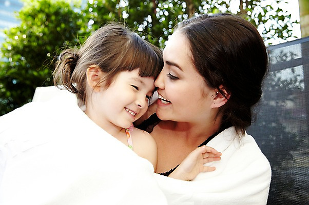 포토 JPG 서양인 외국인 나무 식물 해외기획촬영 라이프스타일 여자 2011년태국 딸 행복 어린이 포즈 의자 가족 안기 엄마 야외수영장 수영장 사랑 웃음 사람 앉기 소녀 상반신 성인 두명 라이프 30대 수건 귀여움 자녀 즐거움 선베드 여자만 국내포토 감정 가구 컨셉 관계 모션 표정 인종 생활 장년 위생용품 파일형식