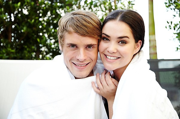 포토 JPG 서양인 외국인 나무 식물 해외기획촬영 라이프스타일 부부 커플 여자 2011년태국 남자 행복 포즈 의자 안기 모션 야외수영장 수영장 사랑 미소 웃음 사람 앉기 상반신 성인 야외 두명 라이프 30대 수건 귀여움 즐거움 선베드 장년만 성인만 국내포토 감정 가구 컨셉 관계 표정 인종 생활 장년 위생용품 파일형식