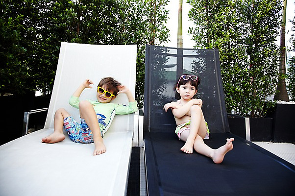 포토 JPG 전신 서양인 외국인 나무 식물 해외기획촬영 라이프스타일 여자 2011년태국 남자 수영복 딸 행복 아들 어린이 포즈 의자 가족 야외수영장 수영장 사랑 웃음 사람 앉기 소녀 소년 두명 라이프 선글라스 귀여움 자녀 즐거움 선베드 어린이만 국내포토 옷 감정 안경 가구 컨셉 관계 모션 표정 인종 생활 파일형식