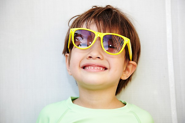 포토 JPG 서양인 외국인 해외기획촬영 라이프스타일 2011년태국 남자 수영복 아들 어린이 포즈 의자 야외수영장 수영장 한명 웃음 사람 앉기 소년 상반신 라이프 선글라스 자녀 즐거움 선베드 남자만 남자한명만 어린이만 소년한명만 국내포토 1 옷 감정 안경 가구 가족 모션 표정 인종 생활 소년만 파일형식