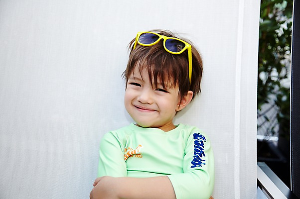 포토 JPG 서양인 외국인 나무 식물 해외기획촬영 라이프스타일 2011년태국 남자 수영복 아들 어린이 포즈 모션 조명 야외수영장 수영장 한명 미소 웃음 사람 앉기 소년 상반신 야외 라이프 선글라스 팔짱 자녀 즐거움 선베드 남자만 남자한명만 어린이만 소년한명만 국내포토 1 옷 감정 안경 의자 가족 표정 인종 생활 소년만 파일형식