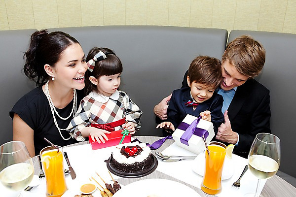 포토 JPG 서양인 외국인 해외기획촬영 라이프스타일 여자 2011년태국 남자 딸 행복 아들 어린이 음식 포즈 포크 와인잔 의자 가족 안기 탁자 엄마 실내 선물 사랑 웃음 사람 앉기 소녀 소년 여러명 상반신 성인 라이프 컵 30대 선물상자 상자 소파 파티 귀여움 케이크 식당 레스토랑 와인 주스 자녀 축하 생일파티 생일 아빠 나이프 즐거움 국내포토 식기 기념일 감정 음료 가구 다수 컨셉 술잔 관계 모션 디저트 주류 표정 인종 이벤트 내부 생활 장년 상점 칼 파일형식