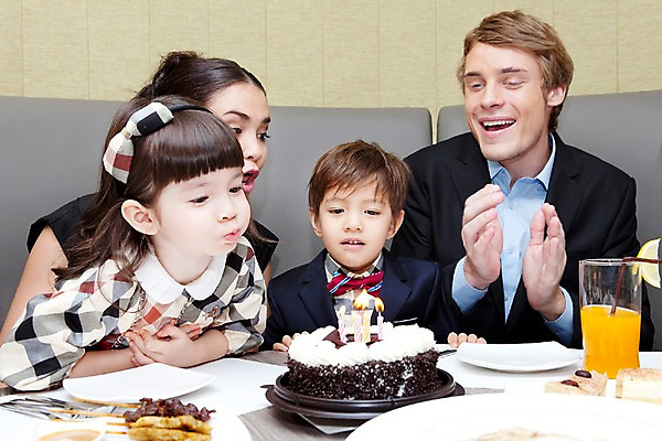 포토 JPG 서양인 외국인 해외기획촬영 라이프스타일 여자 2011년태국 남자 딸 행복 아들 어린이 음식 포즈 포크 의자 초 촛불 가족 안기 탁자 엄마 실내 사랑 웃음 사람 앉기 소녀 소년 여러명 상반신 성인 라이프 컵 30대 소파 파티 귀여움 케이크 식당 레스토랑 주스 자녀 축하 생일파티 생일 아빠 나이프 즐거움 촛불끄기 국내포토 식기 기념일 감정 음료 가구 다수 컨셉 관계 모션 디저트 표정 인종 이벤트 내부 생활 장년 상점 칼 끄기 파일형식