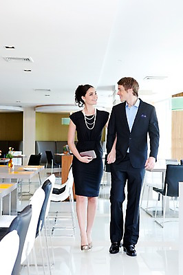 포토 JPG 전신 서양인 외국인 해외기획촬영 라이프스타일 부부 커플 여자 2011년태국 남자 행복 포즈 프로포즈 의자 탁자 실내 사랑 서기 들기 사람 이벤트 성인 두명 라이프 30대 걷기 팔짱 귀여움 식당 레스토랑 클러치 장년만 성인만 국내포토 감정 가구 컨셉 가방 관계 모션 인종 내부 생활 장년 상점 파일형식