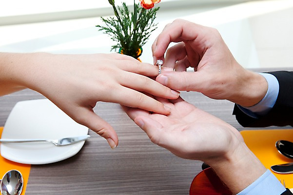 포토 JPG 서양인 외국인 해외기획촬영 라이프스타일 손 2011년태국 꽃 포즈 포크 프로포즈 장신구 모션 실내 들기 사람 이벤트 상반신 라이프 식당 레스토랑 꽃병 반지 나이프 보석 반지케이스 국내포토 식물 식기 인종 내부 생활 신체부위 상점 칼 광석 보관함 파일형식