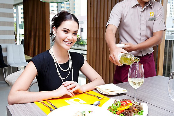 포토 JPG 서양인 외국인 해외기획촬영 라이프스타일 여자 2011년태국 남자 행복 포즈 프로포즈 와인잔 술잔 의자 가족 모션 탁자 잔 주류 실내 사랑 서기 미소 웃음 들기 사람 앉기 이벤트 상반신 성인 두명 라이프 30대 귀여움 식당 레스토랑 와인 식사 붓기 병 종업원 웨이터 와인병 직원 장년만 성인만 국내포토 직업 식기 감정 음료 가구 컨셉 관계 병_용기 표정 인종 내부 생활 장년 상점 파일형식