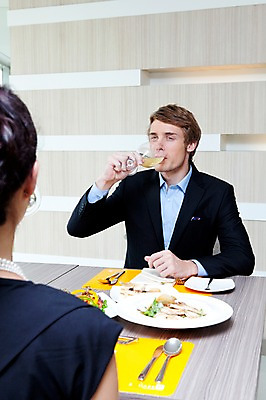 포토 JPG 서양인 외국인 해외기획촬영 라이프스타일 부부 커플 여자 2011년태국 남자 행복 음식 포즈 포크 프로포즈 와인잔 술잔 의자 모션 탁자 잔 주류 실내 사랑 들기 사람 앉기 이벤트 상반신 성인 두명 라이프 30대 귀여움 식당 레스토랑 와인 숟가락 식사 마시기 나이프 병 와인병 장년만 성인만 국내포토 식기 감정 음료 가구 컨셉 관계 병_용기 수저 인종 내부 생활 장년 상점 칼 파일형식