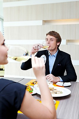 포토 JPG 서양인 외국인 해외기획촬영 라이프스타일 부부 커플 여자 2011년태국 남자 행복 포즈 프로포즈 와인잔 술잔 의자 모션 탁자 잔 주류 실내 사랑 들기 사람 앉기 이벤트 상반신 성인 두명 라이프 30대 귀여움 식당 레스토랑 와인 식사 마시기 병 와인병 장년만 성인만 국내포토 식기 감정 음료 가구 컨셉 관계 병_용기 인종 내부 생활 장년 상점 파일형식