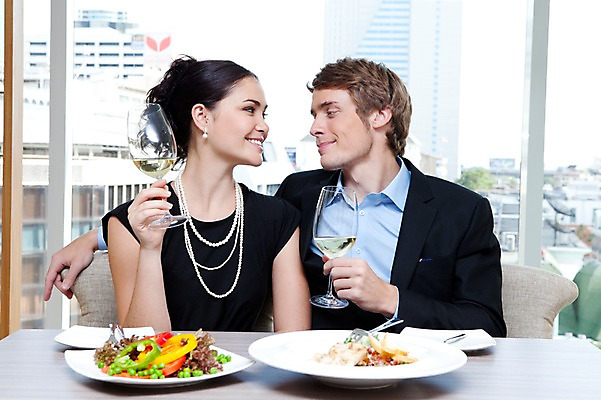 포토 JPG 서양인 외국인 해외기획촬영 라이프스타일 부부 커플 여자 2011년태국 남자 행복 음식 포즈 포크 프로포즈 와인잔 술잔 의자 창문 모션 탁자 잔 주류 실내 사랑 미소 웃음 들기 사람 앉기 이벤트 상반신 성인 두명 라이프 30대 귀여움 식당 레스토랑 와인 식사 샐러드 나이프 병 와인병 장년만 성인만 국내포토 식기 감정 음료 가구 컨셉 관계 병_용기 표정 인종 내부 생활 장년 상점 칼 파일형식