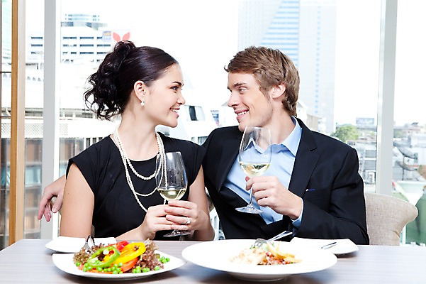 포토 JPG 서양인 외국인 해외기획촬영 라이프스타일 부부 커플 여자 2011년태국 남자 행복 음식 포즈 포크 프로포즈 와인잔 술잔 의자 창문 모션 탁자 잔 주류 실내 사랑 미소 웃음 들기 사람 앉기 이벤트 상반신 성인 두명 라이프 30대 마주보기 귀여움 식당 레스토랑 와인 식사 샐러드 나이프 병 와인병 장년만 성인만 국내포토 식기 감정 음료 가구 컨셉 관계 병_용기 표정 인종 내부 생활 장년 상점 칼 파일형식