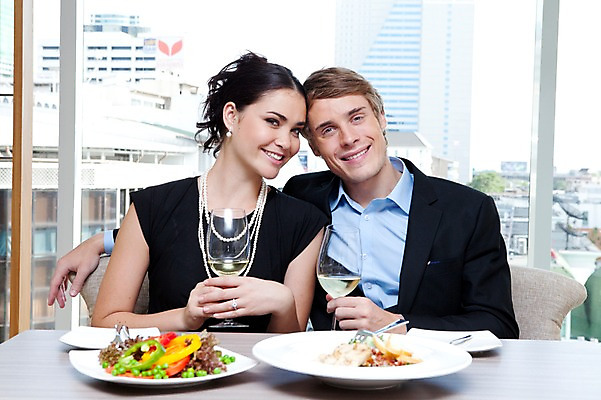 포토 JPG 서양인 외국인 해외기획촬영 라이프스타일 부부 커플 여자 2011년태국 남자 행복 음식 포즈 포크 프로포즈 와인잔 술잔 의자 창문 모션 탁자 잔 주류 실내 사랑 미소 웃음 들기 사람 앉기 이벤트 상반신 성인 두명 라이프 30대 귀여움 식당 레스토랑 와인 식사 샐러드 나이프 병 와인병 장년만 성인만 국내포토 식기 감정 음료 가구 컨셉 관계 병_용기 표정 인종 내부 생활 장년 상점 칼 파일형식