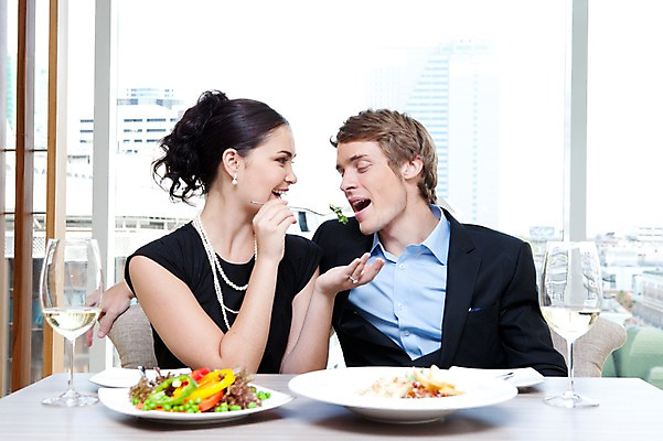 포토 JPG 서양인 외국인 해외기획촬영 라이프스타일 부부 커플 여자 2011년태국 남자 행복 음식 포즈 포크 프로포즈 와인잔 술잔 의자 창문 모션 탁자 잔 주류 실내 사랑 들기 사람 앉기 이벤트 상반신 성인 두명 라이프 30대 귀여움 식당 레스토랑 와인 식사 샐러드 나이프 먹여주기 장년만 성인만 국내포토 식기 감정 음료 가구 컨셉 관계 인종 내부 생활 장년 상점 칼 먹기 파일형식