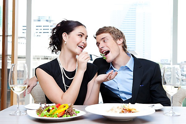 포토 JPG 서양인 외국인 해외기획촬영 라이프스타일 부부 커플 여자 2011년태국 남자 행복 음식 포즈 포크 프로포즈 와인잔 술잔 의자 창문 모션 탁자 잔 주류 실내 사랑 들기 사람 앉기 이벤트 상반신 성인 두명 라이프 30대 귀여움 식당 레스토랑 와인 식사 샐러드 나이프 먹여주기 장년만 성인만 국내포토 식기 감정 음료 가구 컨셉 관계 인종 내부 생활 장년 상점 칼 먹기 파일형식