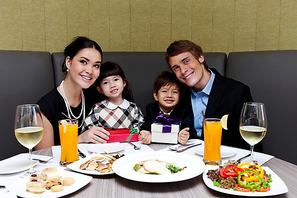 포토 JPG 서양인 외국인 해외기획촬영 라이프스타일 여자 2011년태국 남자 딸 행복 아들 어린이 포즈 포크 와인잔 의자 가족 안기 탁자 엄마 실내 선물 사랑 웃음 들기 사람 앉기 소녀 소년 여러명 상반신 성인 라이프 컵 30대 선물상자 상자 소파 파티 귀여움 식당 레스토랑 와인 주스 샐러드 자녀 축하 생일파티 생일 아빠 나이프 즐거움 국내포토 식기 기념일 감정 음료 음식 가구 다수 컨셉 술잔 관계 모션 주류 표정 인종 이벤트 내부 생활 장년 상점 칼 파일형식