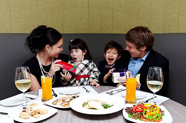 포토 JPG 서양인 외국인 해외기획촬영 라이프스타일 여자 2011년태국 남자 딸 행복 아들 어린이 포즈 포크 와인잔 의자 가족 안기 탁자 엄마 실내 선물 사랑 웃음 들기 사람 앉기 소녀 소년 여러명 상반신 성인 라이프 컵 30대 선물상자 상자 소파 파티 귀여움 식당 레스토랑 와인 주스 샐러드 자녀 축하 생일파티 생일 아빠 나이프 즐거움 국내포토 식기 기념일 감정 음료 음식 가구 다수 컨셉 술잔 관계 모션 주류 표정 인종 이벤트 내부 생활 장년 상점 칼 파일형식