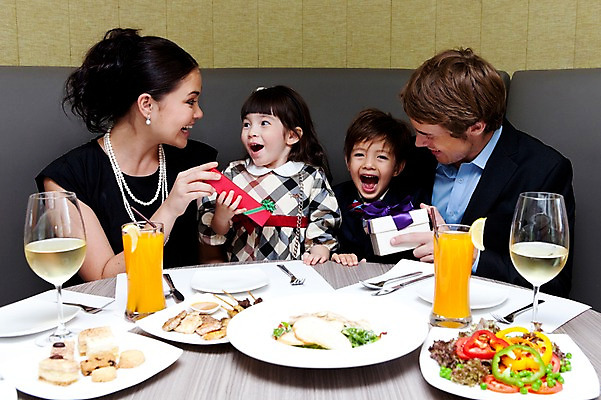 포토 JPG 서양인 외국인 해외기획촬영 라이프스타일 여자 2011년태국 남자 딸 행복 아들 어린이 포즈 포크 와인잔 의자 가족 안기 탁자 엄마 실내 선물 사랑 웃음 들기 사람 앉기 소녀 소년 여러명 상반신 성인 라이프 컵 30대 선물상자 상자 소파 파티 귀여움 식당 레스토랑 와인 주스 샐러드 자녀 축하 생일파티 생일 아빠 나이프 즐거움 국내포토 식기 기념일 감정 음료 음식 가구 다수 컨셉 술잔 관계 모션 주류 표정 인종 이벤트 내부 생활 장년 상점 칼 파일형식