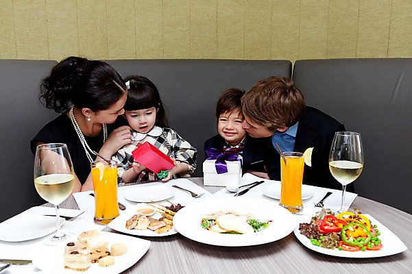 포토 JPG 서양인 외국인 해외기획촬영 라이프스타일 여자 2011년태국 남자 딸 행복 아들 어린이 포즈 포크 와인잔 의자 가족 안기 탁자 엄마 실내 선물 사랑 웃음 사람 앉기 소녀 소년 여러명 상반신 성인 라이프 컵 30대 선물상자 상자 소파 파티 귀여움 식당 레스토랑 와인 주스 샐러드 자녀 생일파티 생일 아빠 나이프 즐거움 국내포토 식기 기념일 감정 음료 음식 가구 다수 컨셉 술잔 관계 모션 주류 표정 인종 이벤트 내부 생활 장년 상점 칼 파일형식