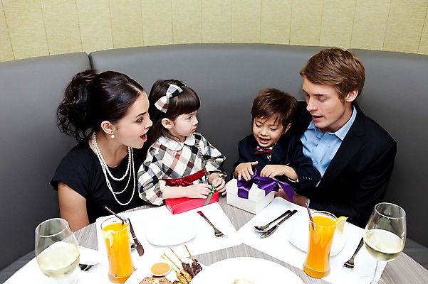 포토 JPG 서양인 외국인 해외기획촬영 라이프스타일 여자 2011년태국 남자 딸 행복 아들 어린이 포즈 포크 와인잔 의자 가족 안기 탁자 엄마 실내 선물 사랑 웃음 사람 앉기 소녀 소년 여러명 상반신 성인 라이프 컵 30대 선물상자 상자 소파 파티 귀여움 식당 레스토랑 와인 주스 자녀 축하 생일파티 생일 아빠 나이프 즐거움 국내포토 식기 기념일 감정 음료 가구 다수 컨셉 술잔 관계 모션 주류 표정 인종 이벤트 내부 생활 장년 상점 칼 파일형식