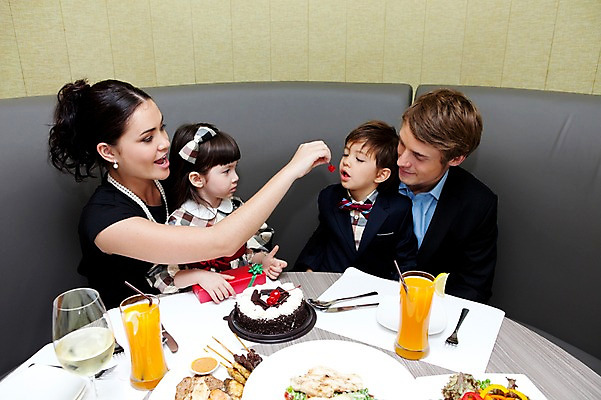 포토 JPG 서양인 외국인 해외기획촬영 라이프스타일 여자 2011년태국 남자 딸 행복 아들 어린이 음식 포즈 포크 와인잔 의자 가족 안기 탁자 엄마 실내 육류 선물 사랑 웃음 사람 앉기 소녀 소년 여러명 상반신 성인 라이프 컵 30대 선물상자 상자 소파 파티 귀여움 케이크 식당 레스토랑 와인 주스 샐러드 자녀 축하 생일파티 생일 아빠 나이프 먹여주기 즐거움 꼬치구이 국내포토 식기 기념일 감정 음료 가구 다수 컨셉 술잔 식재료 관계 모션 디저트 주류 표정 인종 이벤트 내부 생활 장년 상점 꼬치 칼 구이 먹기 파일형식