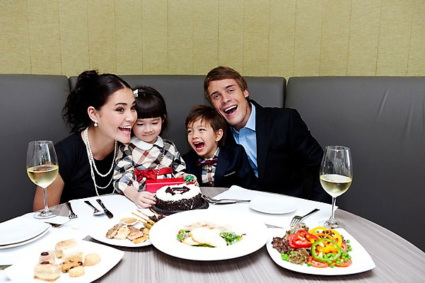 포토 JPG 서양인 외국인 해외기획촬영 라이프스타일 여자 2011년태국 남자 딸 행복 아들 어린이 음식 포즈 포크 와인잔 의자 가족 안기 탁자 엄마 실내 선물 사랑 웃음 사람 앉기 소녀 소년 여러명 상반신 성인 라이프 컵 30대 선물상자 상자 소파 파티 귀여움 케이크 식당 레스토랑 와인 주스 샐러드 자녀 축하 생일파티 생일 아빠 나이프 즐거움 국내포토 식기 기념일 감정 음료 가구 다수 컨셉 술잔 관계 모션 디저트 주류 표정 인종 이벤트 내부 생활 장년 상점 칼 파일형식