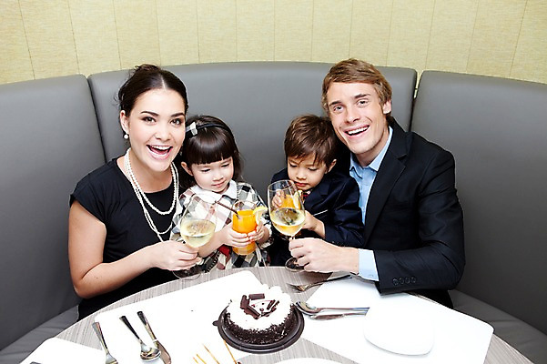 포토 JPG 서양인 외국인 해외기획촬영 라이프스타일 여자 2011년태국 남자 딸 행복 아들 어린이 음식 포즈 포크 와인잔 의자 가족 안기 탁자 엄마 실내 사랑 웃음 들기 사람 앉기 소녀 소년 여러명 상반신 성인 라이프 컵 30대 소파 하이앵글 파티 귀여움 케이크 식당 레스토랑 와인 주스 자녀 축하 생일파티 생일 아빠 나이프 즐거움 건배 국내포토 식기 기념일 감정 음료 뷰포인트 가구 다수 컨셉 술잔 관계 모션 디저트 주류 표정 인종 이벤트 내부 생활 장년 상점 칼 파일형식