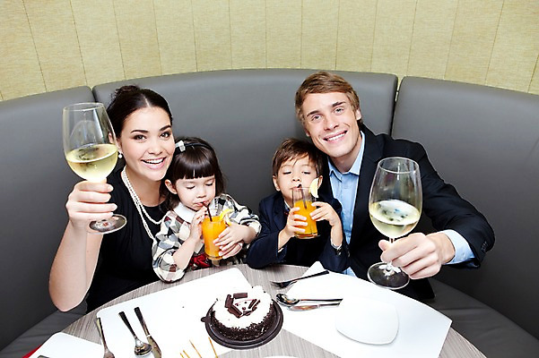 포토 JPG 서양인 외국인 해외기획촬영 라이프스타일 여자 2011년태국 남자 딸 행복 아들 어린이 음식 포즈 포크 와인잔 의자 가족 안기 탁자 엄마 실내 사랑 웃음 들기 사람 앉기 소녀 소년 여러명 상반신 성인 라이프 컵 30대 소파 하이앵글 파티 귀여움 케이크 식당 레스토랑 와인 주스 자녀 축하 생일파티 생일 아빠 나이프 즐거움 건배 국내포토 식기 기념일 감정 음료 뷰포인트 가구 다수 컨셉 술잔 관계 모션 디저트 주류 표정 인종 이벤트 내부 생활 장년 상점 칼 파일형식