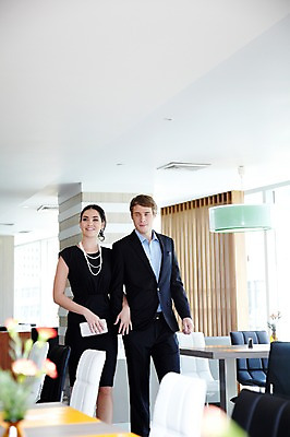 포토 JPG 서양인 외국인 해외기획촬영 라이프스타일 부부 커플 여자 2011년태국 남자 행복 포즈 프로포즈 의자 탁자 실내 사랑 서기 들기 사람 이벤트 상반신 성인 두명 라이프 30대 걷기 팔짱 귀여움 식당 레스토랑 클러치 장년만 성인만 국내포토 감정 가구 컨셉 가방 관계 모션 인종 내부 생활 장년 상점 파일형식