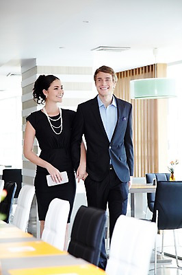 포토 JPG 서양인 외국인 해외기획촬영 라이프스타일 부부 커플 여자 2011년태국 남자 행복 포즈 프로포즈 의자 탁자 실내 사랑 서기 들기 사람 이벤트 상반신 성인 두명 라이프 30대 걷기 팔짱 귀여움 식당 레스토랑 클러치 장년만 성인만 국내포토 감정 가구 컨셉 가방 관계 모션 인종 내부 생활 장년 상점 파일형식