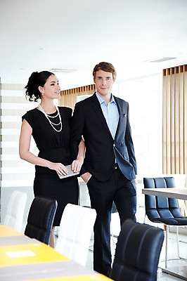 포토 JPG 서양인 외국인 해외기획촬영 라이프스타일 부부 커플 여자 2011년태국 남자 행복 포즈 프로포즈 의자 탁자 실내 사랑 서기 들기 사람 이벤트 상반신 성인 두명 라이프 30대 걷기 팔짱 귀여움 식당 레스토랑 클러치 장년만 성인만 국내포토 감정 가구 컨셉 가방 관계 모션 인종 내부 생활 장년 상점 파일형식