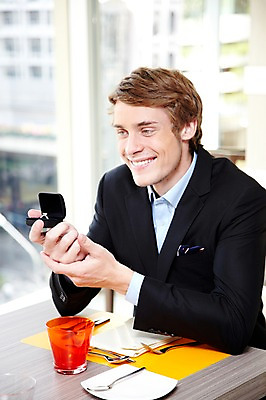 포토 JPG 서양인 외국인 해외기획촬영 라이프스타일 2011년태국 남자 포즈 포크 프로포즈 장신구 창문 가족 모션 실내 미소 웃음 들기 사람 앉기 이벤트 상반신 성인 두명 라이프 컵 30대 식당 레스토랑 반지 나이프 보석 반지케이스 보여주기 남자만 성인남자만 장년만 장년남자만 성인만 국내포토 식기 관계 표정 인종 내부 생활 장년 상점 칼 광석 보관함 파일형식