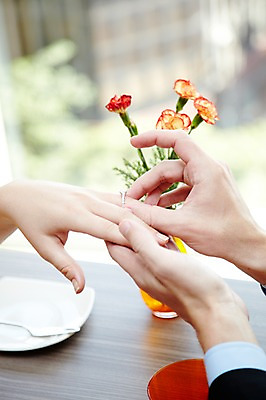 포토 JPG 해외기획촬영 라이프스타일 손 2011년태국 꽃 포즈 프로포즈 장신구 모션 실내 들기 사람 이벤트 라이프 신체부위 식당 레스토랑 꽃병 반지 보석 국내포토 식물 내부 생활 상점 광석 파일형식