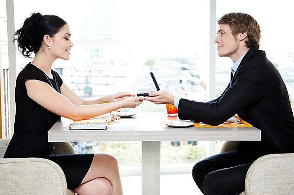 포토 JPG 서양인 외국인 해외기획촬영 라이프스타일 부부 커플 여자 2011년태국 남자 행복 포즈 프로포즈 의자 목걸이 장신구 창문 모션 탁자 실내 사랑 들기 사람 앉기 이벤트 상반신 성인 두명 라이프 30대 귀여움 식당 레스토랑 보석 클러치 보여주기 장년만 성인만 국내포토 감정 가구 컨셉 가방 관계 인종 내부 생활 장년 상점 광석 파일형식