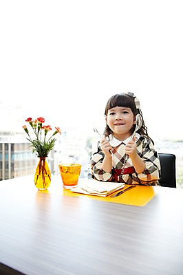 포토 JPG 서양인 외국인 해외기획촬영 라이프스타일 여자 2011년태국 꽃 딸 어린이 포즈 포크 의자 탁자 실내 한명 웃음 들기 사람 앉기 소녀 상반신 라이프 파티 식당 레스토랑 숟가락 꽃병 자녀 축하 생일파티 생일 나이프 즐거움 여자만 여자한명만 어린이만 소녀한명만 국내포토 식물 1 식기 기념일 감정 가구 컨셉 가족 모션 수저 표정 인종 이벤트 내부 생활 상점 칼 소녀만 파일형식