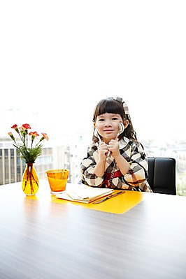 포토 JPG 서양인 외국인 해외기획촬영 라이프스타일 여자 2011년태국 꽃 딸 어린이 포즈 포크 의자 탁자 실내 한명 웃음 들기 사람 앉기 소녀 상반신 라이프 파티 식당 레스토랑 숟가락 꽃병 자녀 축하 생일파티 생일 나이프 즐거움 여자만 여자한명만 어린이만 소녀한명만 국내포토 식물 1 식기 기념일 감정 가구 컨셉 가족 모션 수저 표정 인종 이벤트 내부 생활 상점 칼 소녀만 파일형식