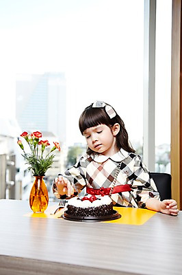 포토 JPG 서양인 외국인 해외기획촬영 라이프스타일 여자 2011년태국 꽃 딸 어린이 음식 포즈 포크 의자 탁자 실내 한명 웃음 사람 앉기 소녀 상반신 라이프 파티 케이크 식당 레스토랑 꽃병 자녀 생일파티 생일 즐거움 여자만 여자한명만 어린이만 소녀한명만 국내포토 식물 1 식기 기념일 감정 가구 가족 모션 디저트 표정 인종 이벤트 내부 생활 상점 소녀만 파일형식