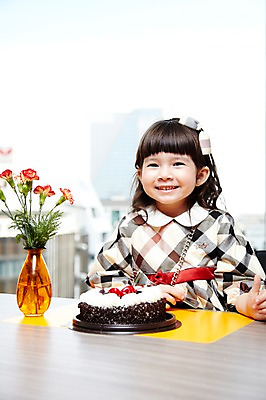 포토 JPG 서양인 외국인 해외기획촬영 라이프스타일 여자 2011년태국 꽃 딸 어린이 음식 포즈 포크 탁자 실내 한명 웃음 사람 앉기 소녀 상반신 라이프 파티 케이크 식당 레스토랑 꽃병 자녀 축하 생일파티 생일 즐거움 여자만 여자한명만 어린이만 소녀한명만 국내포토 식물 1 식기 기념일 감정 가구 컨셉 가족 모션 디저트 표정 인종 이벤트 내부 생활 상점 소녀만 파일형식