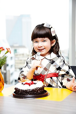 포토 JPG 서양인 외국인 해외기획촬영 라이프스타일 여자 2011년태국 꽃 딸 어린이 포즈 포크 의자 탁자 실내 한명 웃음 사람 앉기 소녀 상반신 라이프 파티 식당 레스토랑 꽃병 자녀 축하 생일파티 생일 즐거움 여자만 여자한명만 어린이만 소녀한명만 국내포토 식물 1 식기 기념일 감정 가구 컨셉 가족 모션 표정 인종 이벤트 내부 생활 상점 소녀만 파일형식