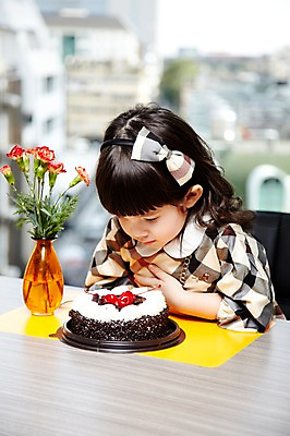 포토 JPG 서양인 외국인 해외기획촬영 라이프스타일 여자 2011년태국 꽃 딸 어린이 포즈 의자 탁자 실내 한명 사람 앉기 소녀 상반신 라이프 파티 식당 레스토랑 꽃병 자녀 축하 생일파티 생일 즐거움 여자만 여자한명만 어린이만 소녀한명만 국내포토 식물 1 기념일 감정 가구 컨셉 가족 모션 인종 이벤트 내부 생활 상점 소녀만 파일형식