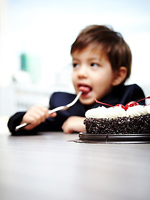 포토 JPG 서양인 외국인 해외기획촬영 라이프스타일 2011년태국 남자 아들 어린이 포즈 포크 탁자 실내 한명 웃음 들기 사람 앉기 소년 상반신 라이프 파티 식당 레스토랑 자녀 축하 생일파티 생일 즐거움 남자만 남자한명만 어린이만 소년한명만 국내포토 1 식기 기념일 감정 가구 컨셉 가족 모션 표정 인종 이벤트 내부 생활 상점 소년만 파일형식