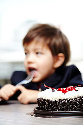 포토 JPG 서양인 외국인 해외기획촬영 라이프스타일 2011년태국 남자 아들 어린이 포즈 포크 탁자 실내 한명 웃음 들기 사람 앉기 소년 상반신 라이프 파티 식당 레스토랑 자녀 축하 생일파티 생일 즐거움 남자만 남자한명만 어린이만 소년한명만 국내포토 1 식기 기념일 감정 가구 컨셉 가족 모션 표정 인종 이벤트 내부 생활 상점 소년만 파일형식