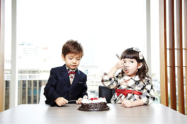 포토 JPG 서양인 외국인 해외기획촬영 라이프스타일 여자 2011년태국 남자 딸 아들 어린이 포즈 포크 가족 탁자 실내 웃음 들기 사람 앉기 소녀 소년 상반신 두명 라이프 파티 식당 레스토랑 자녀 축하 생일파티 생일 먹기 즐거움 어린이만 국내포토 식기 기념일 감정 가구 컨셉 관계 모션 표정 인종 이벤트 내부 생활 상점 파일형식