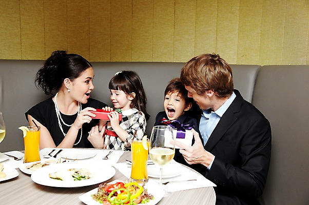 포토 JPG 서양인 외국인 해외기획촬영 라이프스타일 여자 2011년태국 남자 딸 행복 아들 어린이 포즈 와인잔 의자 가족 탁자 엄마 실내 선물 사랑 웃음 사람 앉기 소녀 소년 여러명 상반신 성인 라이프 컵 30대 선물상자 상자 소파 파티 귀여움 식당 레스토랑 와인 주스 자녀 생일파티 생일 아빠 즐거움 국내포토 식기 기념일 감정 음료 가구 다수 컨셉 술잔 관계 모션 주류 표정 인종 이벤트 내부 생활 장년 상점 파일형식