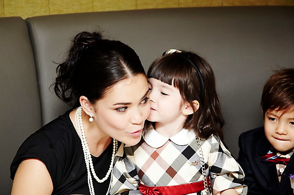 포토 JPG 서양인 외국인 해외기획촬영 라이프스타일 여자 2011년태국 남자 딸 행복 아들 어린이 포즈 의자 가족 안기 탁자 엄마 실내 사랑 웃음 사람 앉기 소녀 상반신 성인 라이프 세명 30대 소파 파티 귀여움 식당 레스토랑 자녀 축하 생일파티 생일 아빠 즐거움 국내포토 기념일 감정 가구 컨셉 관계 모션 표정 인종 이벤트 내부 생활 장년 상점 파일형식