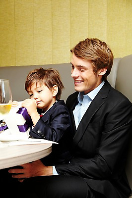 포토 JPG 서양인 외국인 해외기획촬영 라이프스타일 2011년태국 남자 행복 아들 어린이 포즈 와인잔 의자 가족 탁자 실내 선물 사랑 웃음 사람 앉기 소년 상반신 성인 두명 라이프 30대 선물상자 상자 소파 파티 귀여움 식당 레스토랑 와인 자녀 생일파티 생일 아빠 즐거움 남자만 국내포토 기념일 감정 가구 컨셉 술잔 관계 모션 주류 표정 인종 이벤트 내부 생활 장년 상점 파일형식