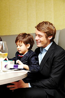 포토 JPG 서양인 외국인 해외기획촬영 라이프스타일 2011년태국 남자 행복 아들 어린이 포즈 와인잔 의자 가족 탁자 실내 선물 사랑 웃음 사람 앉기 소년 상반신 성인 두명 라이프 30대 선물상자 상자 소파 파티 귀여움 식당 레스토랑 와인 자녀 축하 생일파티 생일 아빠 즐거움 남자만 국내포토 기념일 감정 가구 컨셉 술잔 관계 모션 주류 표정 인종 이벤트 내부 생활 장년 상점 파일형식